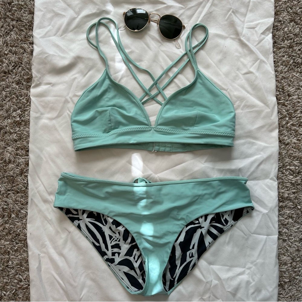 REVERSIBLE LULULEMON BIKINI SET - Picture 3 of 9